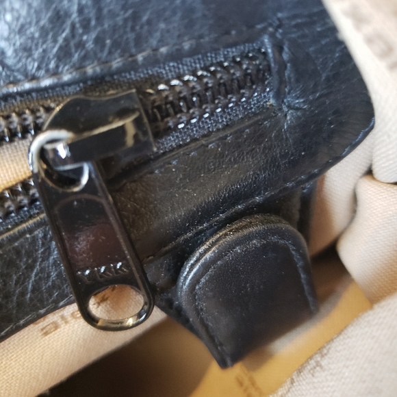 Derek Alexander Leather Central Park Crossbody. - Picture 5 of 13